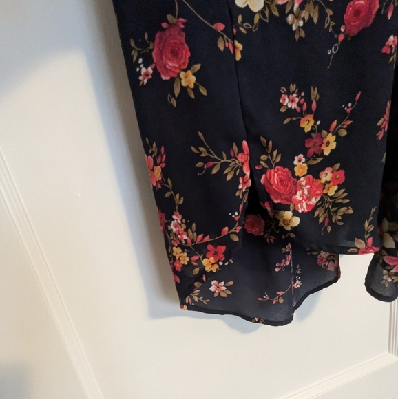 Sweet Rain Navy floral top - Picture 2 of 6